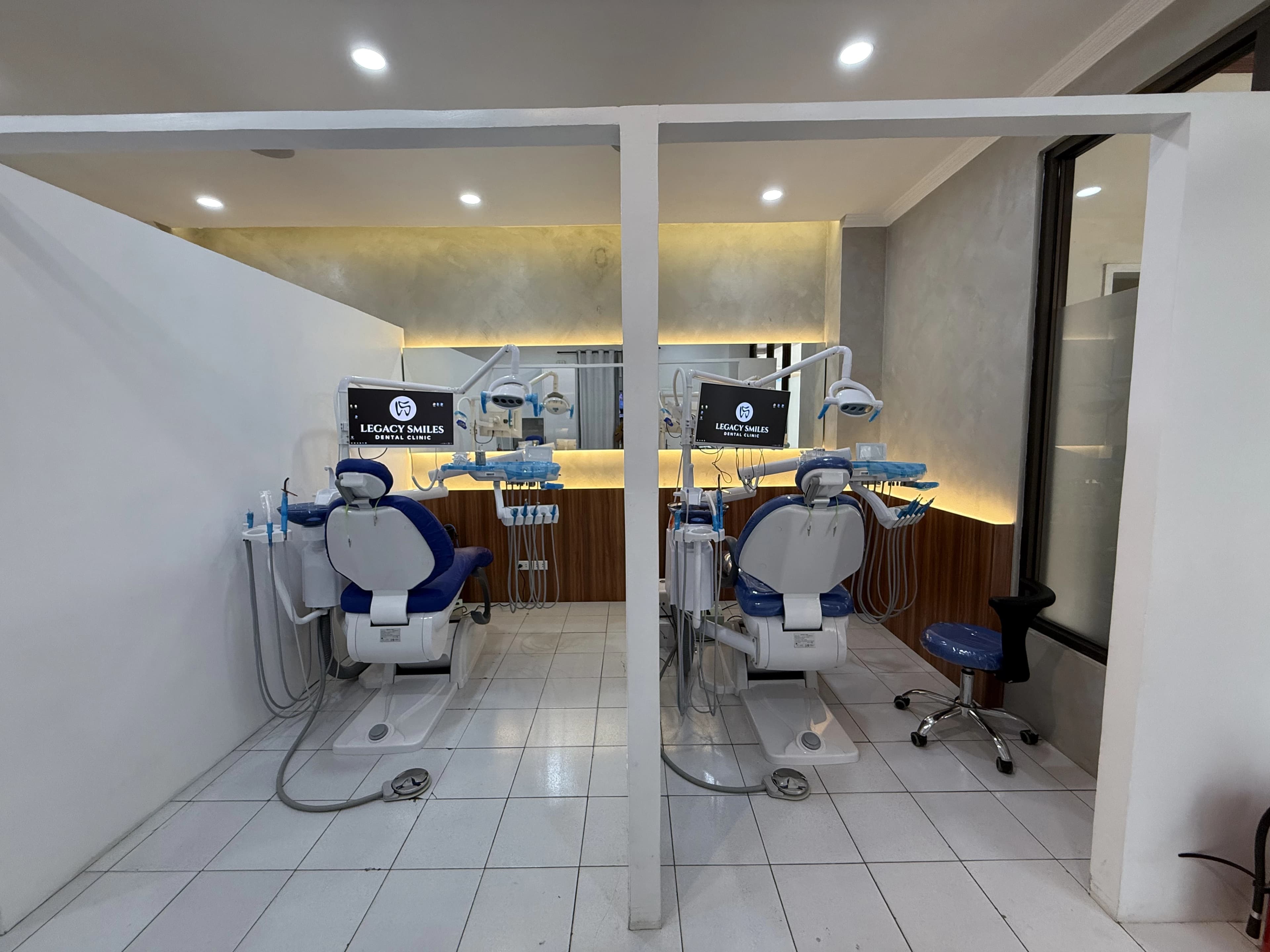 Modern Dental Chair - 4